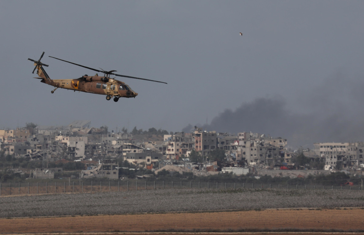 Elicottero dell’esercito israeliano sorvola il confine con al Striscia di Gaza, 9 dicembre 2023