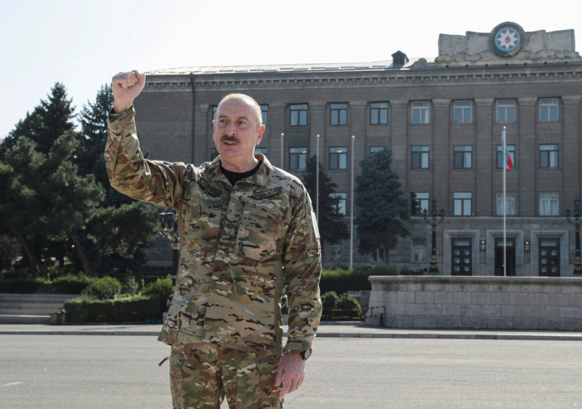 Il presidente dell’Azerbaigian Ilham Aliyev celebra la conquista del Nagorno-Karabakh nella piazza principale di Stepanakert, Khankendi per gli azeri, 15 ottobre 2023