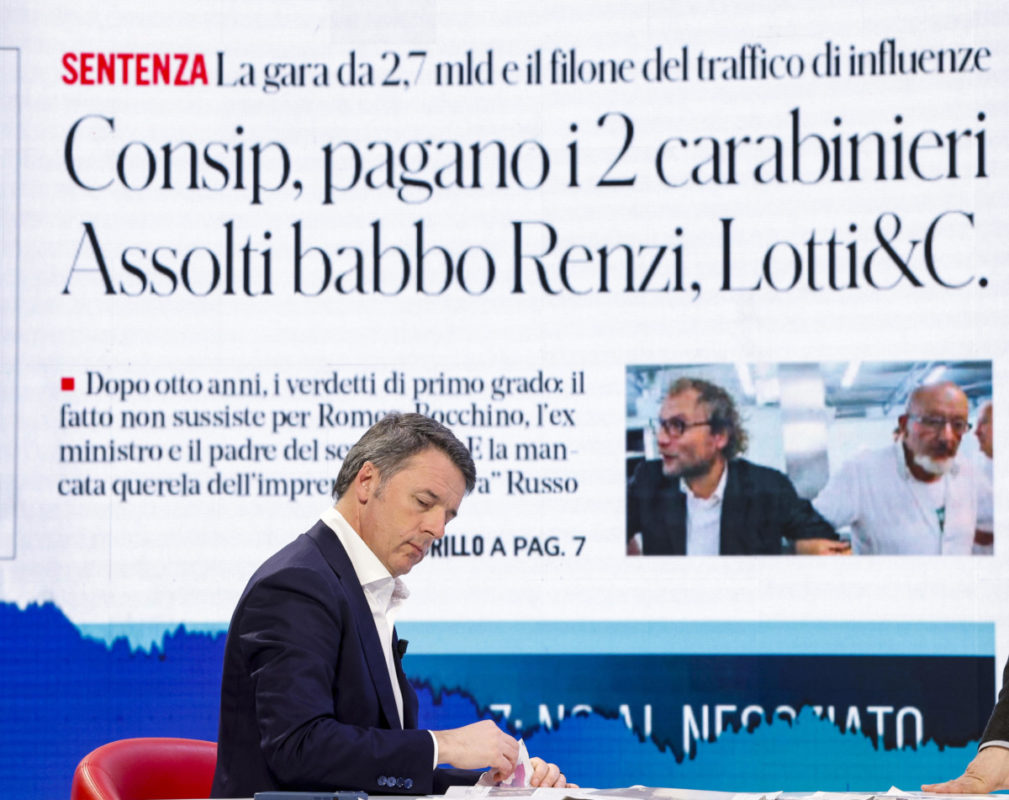 Il leader di Italia viva Matteo Renzi nello studio della trasmissione di La7 “L’aria che tira”. Sullo sfondo, un titolo di prima pagina del “Fatto quotidiano” sul caso Consip, 12 marzo 2024