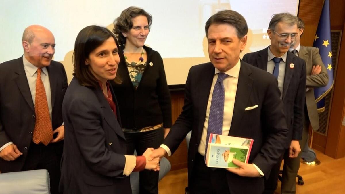La segretaria dem Elly Schlein e il leader del M5s Giuseppe Conte, 9 aprile 2024 (Ansa)