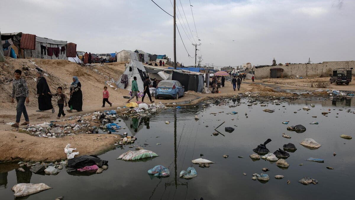 Palestinesi in un campo profughi a Rafah