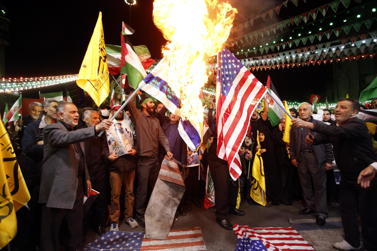 Bandiere di Israele e degli Stati Uniti bruciate in piazza a Teheran per protesta dopo l’attacco aereo israeliano al consolato iraniano a Damasco, 1 aprile 2024