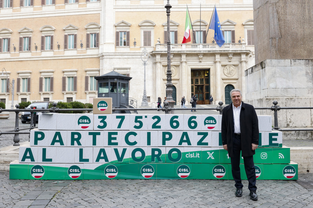 ll segretario generale della Cisl Luigi Sbarra davanti a Montecitorio il 27 novembre scorso per il deposito delle 375 mila firme a sostegno della proposta di legge di iniziativa popolare sulla partecipazione dei lavoratori alla gestione delle aziende