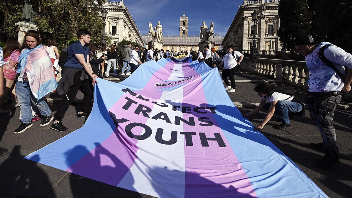 Ragazzi transgender manifestano di Roma durante il Trans Day of Visibility, del 2023 a Roma (Ansa)