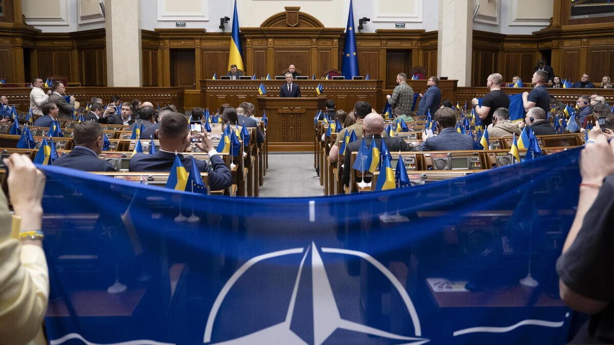 Il segretario generale della Nato, Jens Stoltenberg, interviene al Parlamento di Kiev