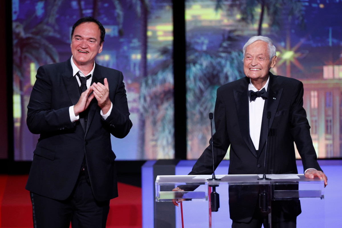 Roger Corman (a destra) con Quentin Tarantino sul palco del Festival di Cannes, 27 maggio 2023