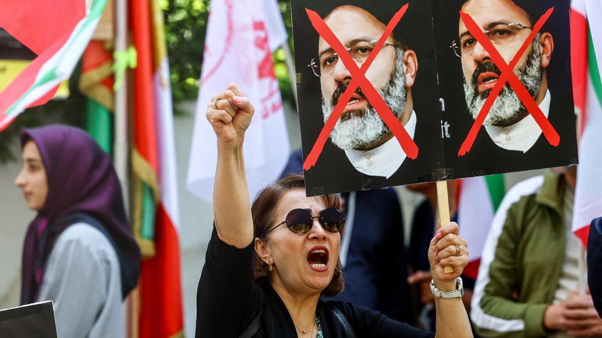 Manifestanti iraniani in Germania festeggiano per la morte del presidente Ebrahim Raisi