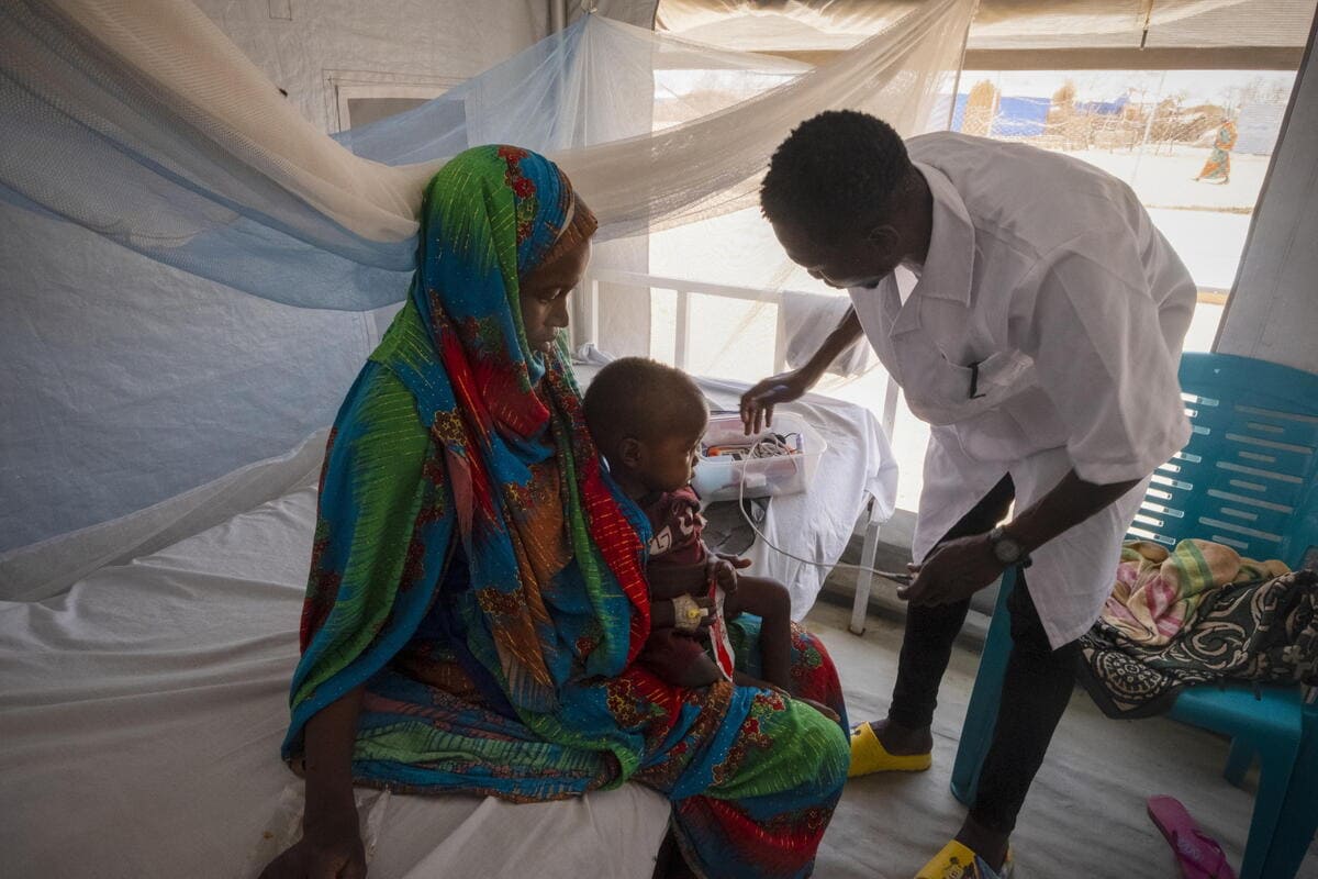 Profughi sudanesi in un campo in Ciad, 6 aprile 2024 (Ansa)