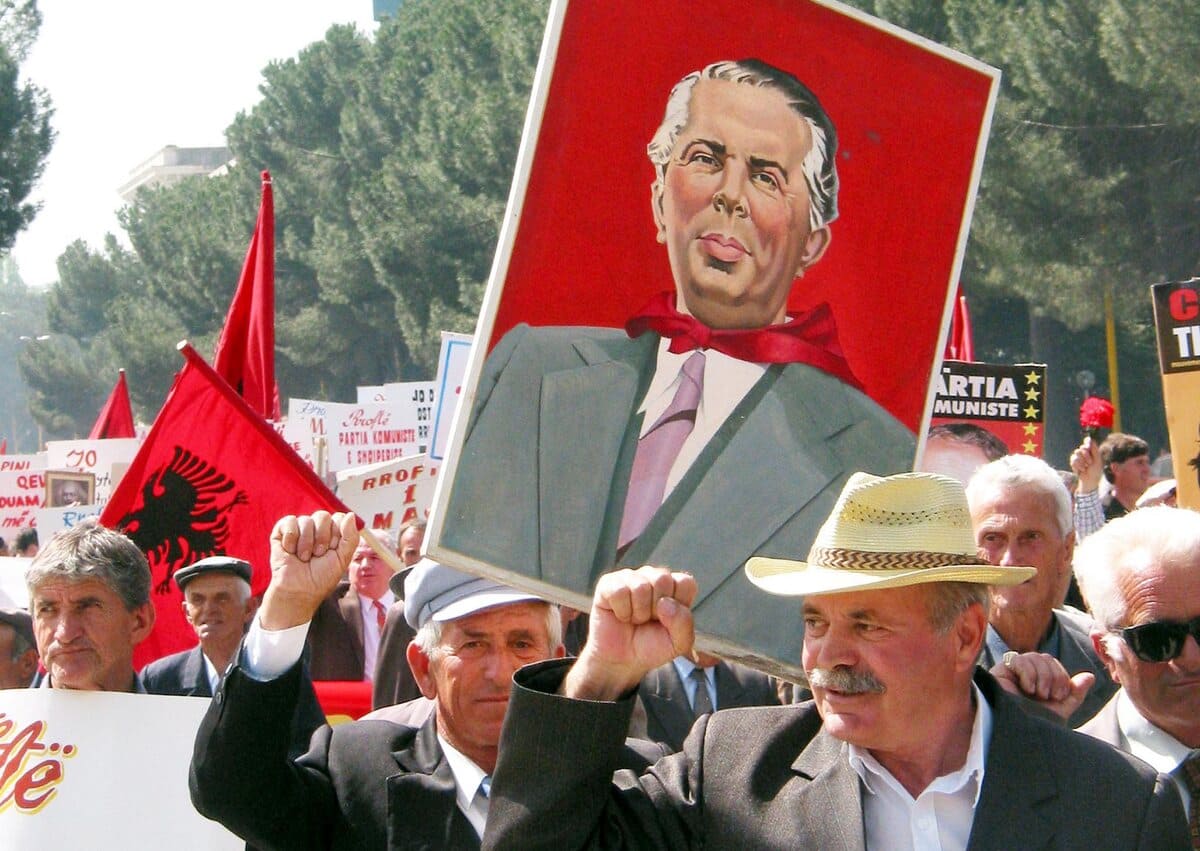 Comunisti albanesi con la bandiera di Enver Hoxha (Ansa)