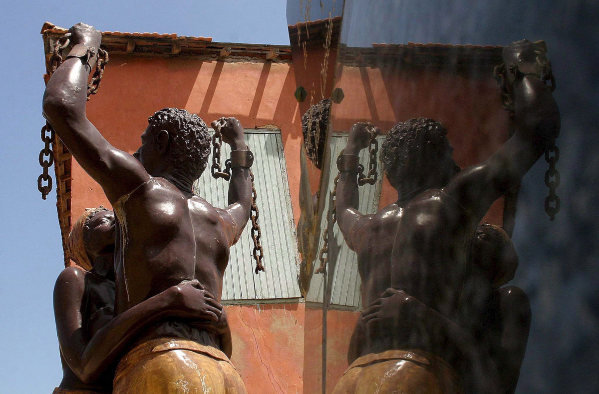 Un monumento celebrativo dell’abolizione della schiavitù in Senegal