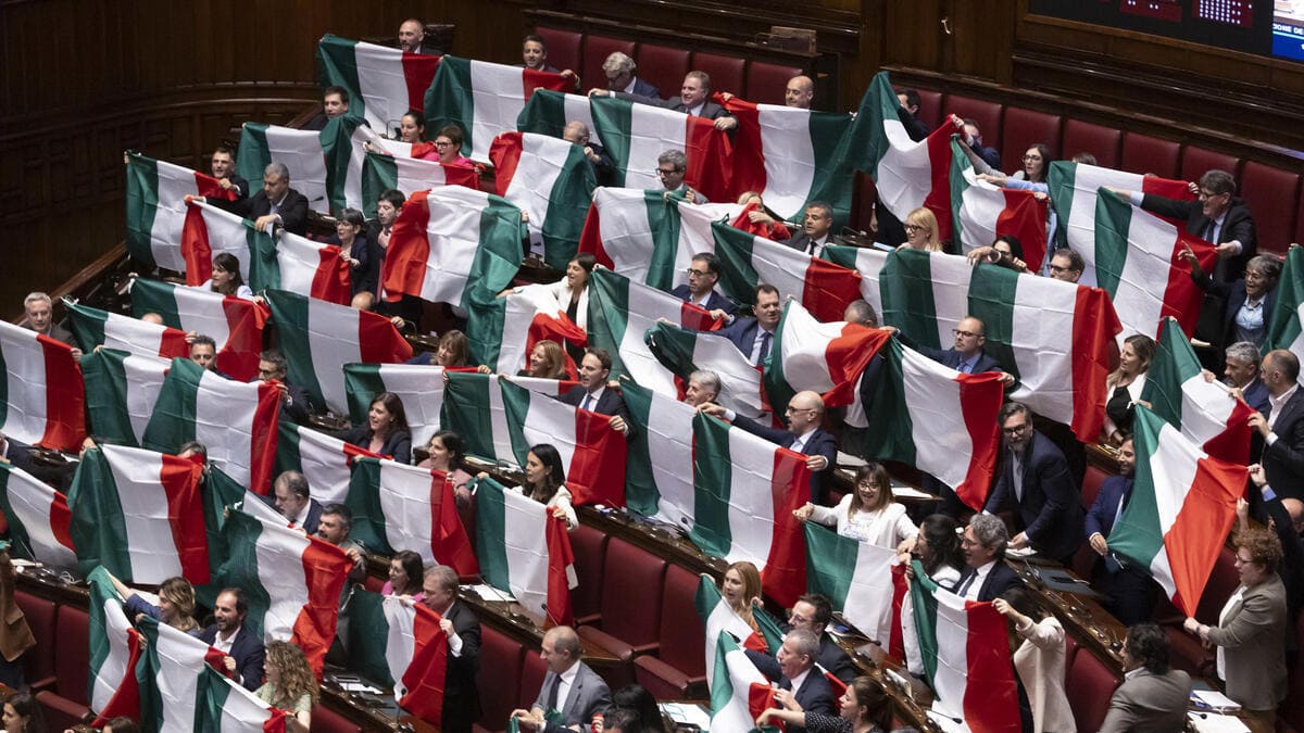 L'opposizione protesta alla Camera contro l'autonomia differenziata, approvata il 19 giugno