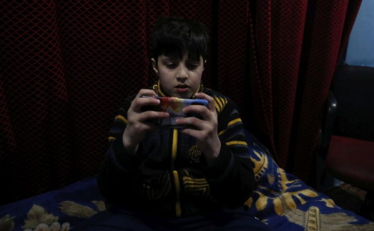 Come e quando dare in mano un cellulare a un pre-adolescente