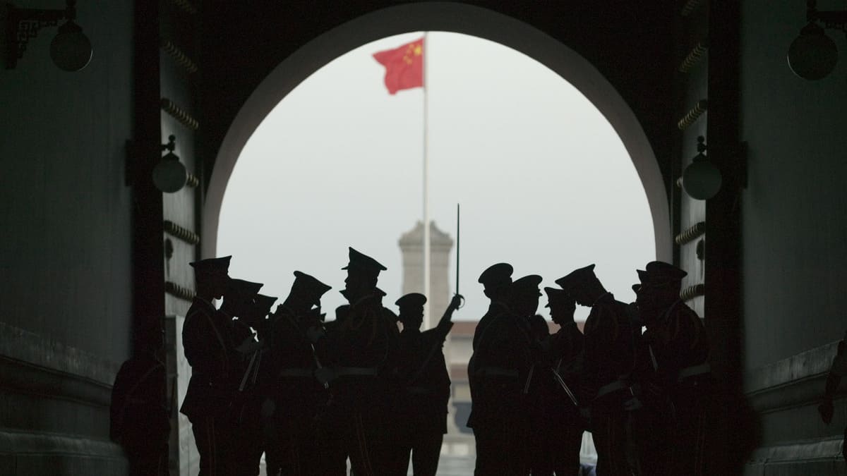 Agenti di polizia in Cina controllano Piazza Tiananmen per evitare proteste
