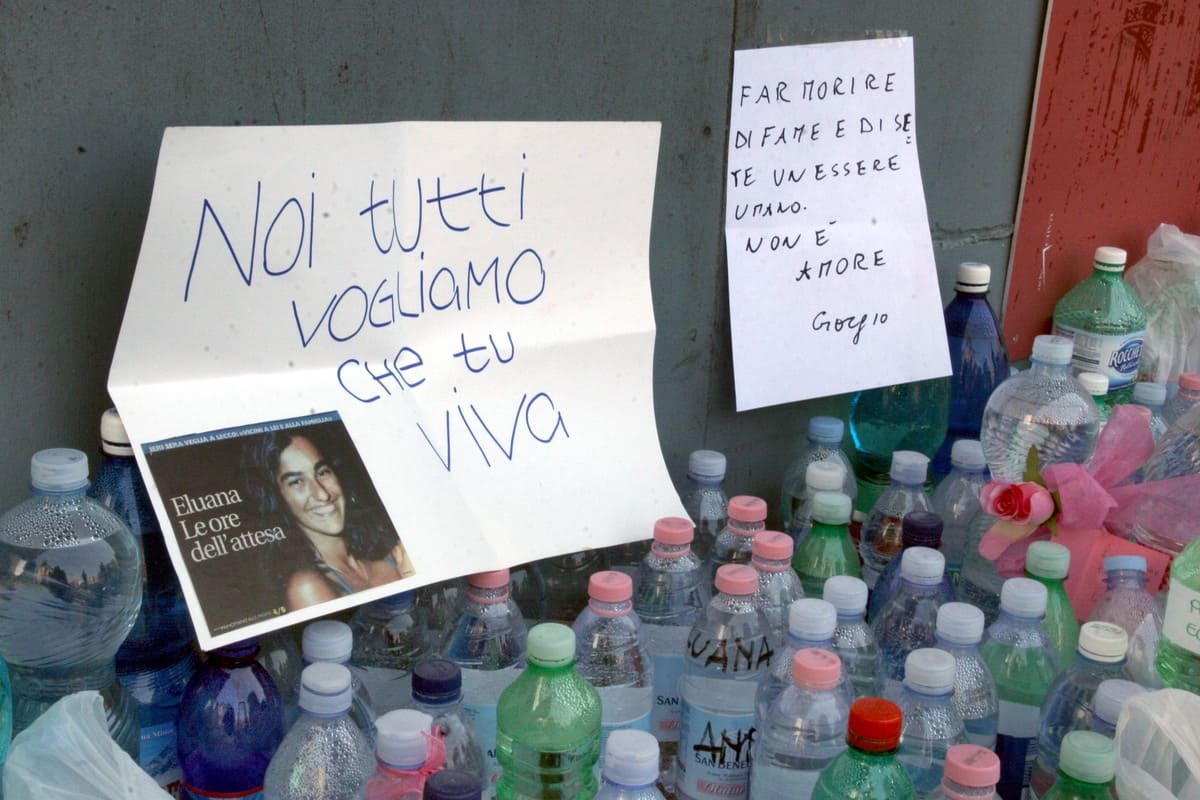 Bottiglie di acqua depositate davanti al Duomo di Milano per Eluana Englaro, Milano, 16 luglio 2008 (Ansa)