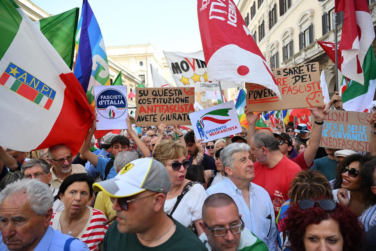 Sostenitori alla manifestazione contro le riforme del premierato e dell'autonomia promossa dalle opposizioni in piazza Santi Apostoli a Roma, 18 giugno 2024 (Ansa)