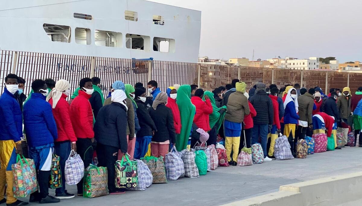 Migranti in fila per essere trasferiti a Porto Empedocle, Lampedusa, 15 marzo 2024 (Ansa)
