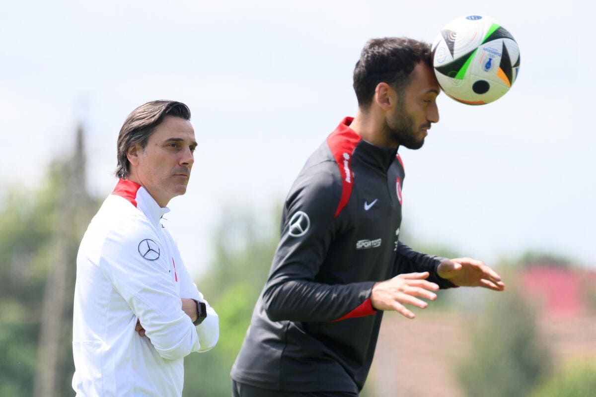 Il ct della Turchia Vincenzo Montella con il centrocampista Hakan Calhanoglu, 9 giugno 2024 (Ansa)
