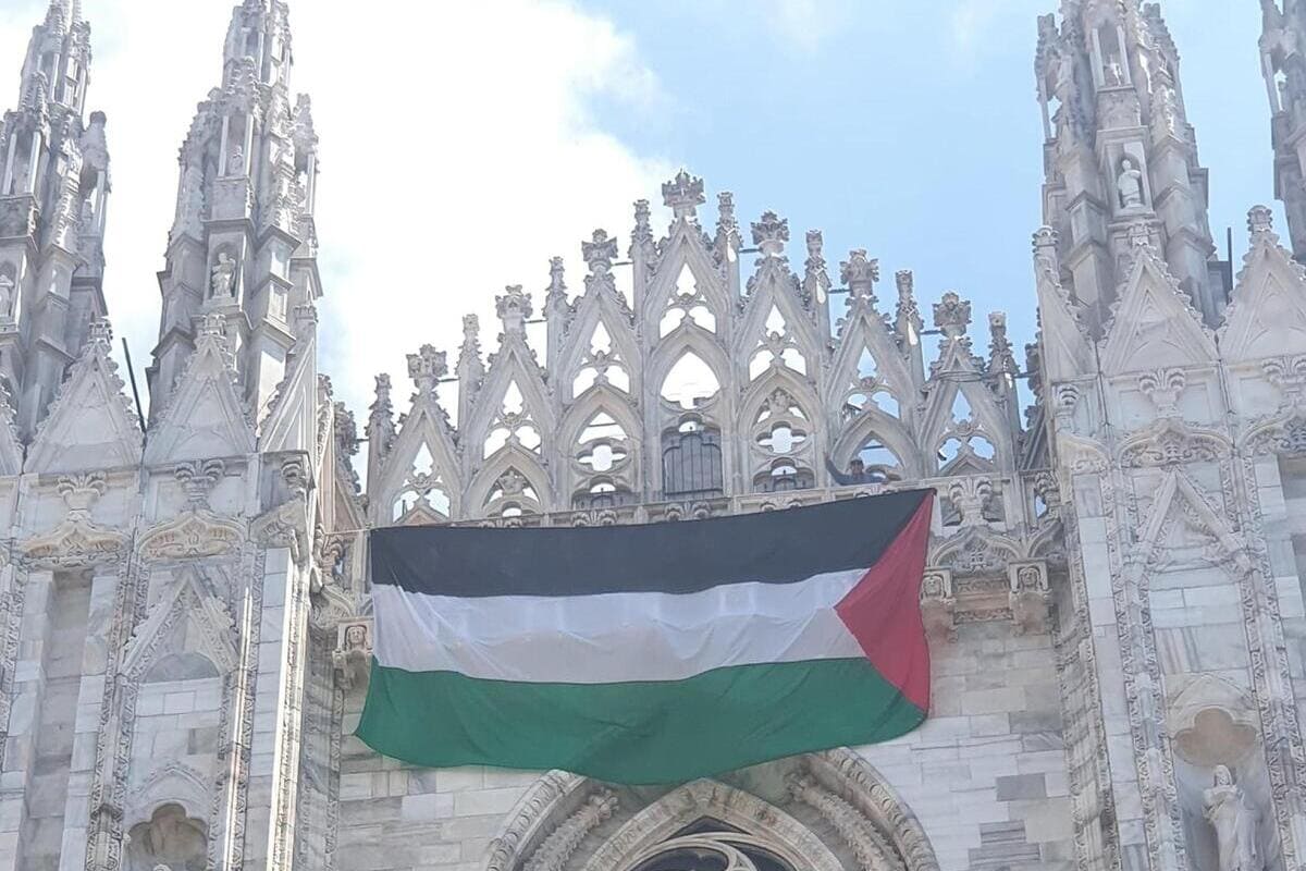 La bandiera della Palestina sul Duomo di Milano appesa da Stefano Apuzzo, candidato alle europee con Alleanza Verdi e Sinistra (foto Ansa)