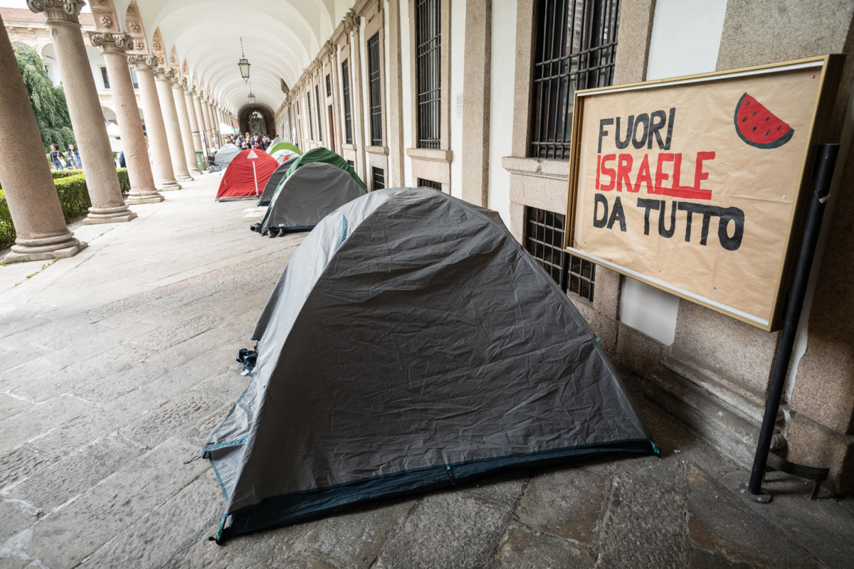Tende degli attivisti pro Palestina all’Università Statale di Milano, 27 maggio 2024 (foto Ansa)