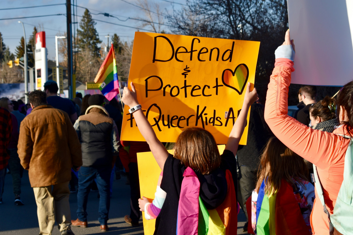 Manifestazione a favore di norme sui “bambini queer”