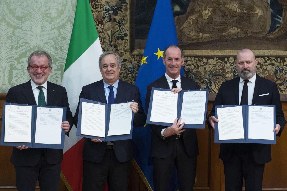 Un momento della firma, a Palazzo Chigi, dell'accordo sull'autonomia differenziata tra il Governo, rappresentato dal sottosegretario agli Affari regionali, Gianclaudio Bressa, e i governatori delle Regioni Emilia Romagna, Stefano Bonaccini, Lombardia, Roberto Maroni, e Veneto, Luca Zaia, Roma, 28 febbraio 2018 (Ansa)