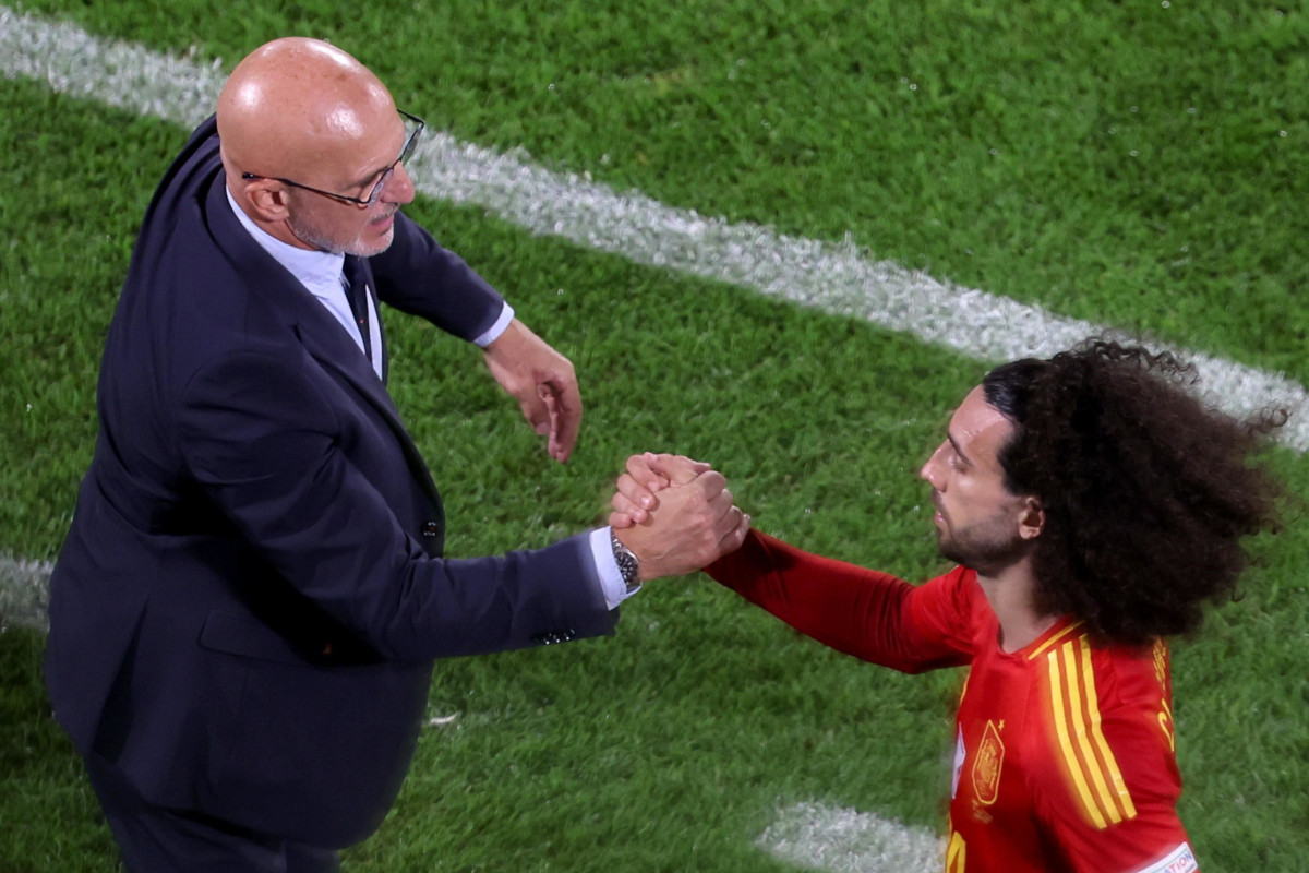 Cucurella con il coach delle “furie rosse” Luis de la Fuente in Spagna-Georgia, 30 giugno 2024