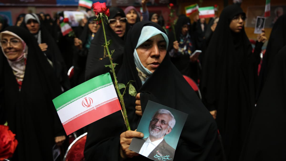 Una donna in Iran fa campagna elettorale per Jalili