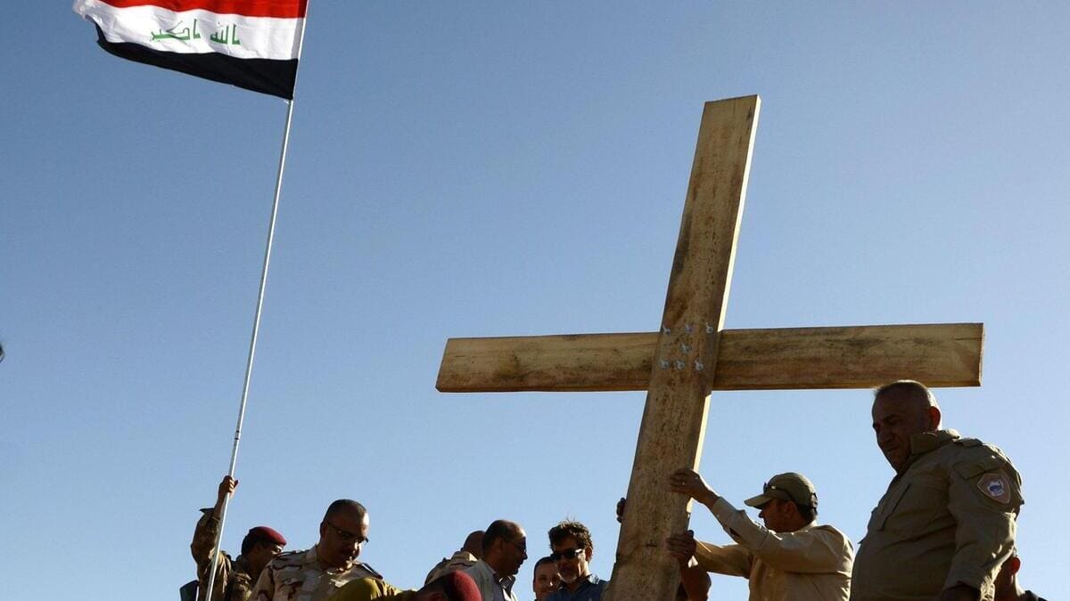 Cristiani issano a Mosul una grande croce di legno dopo la sconfitta dell'Isis nel 2017