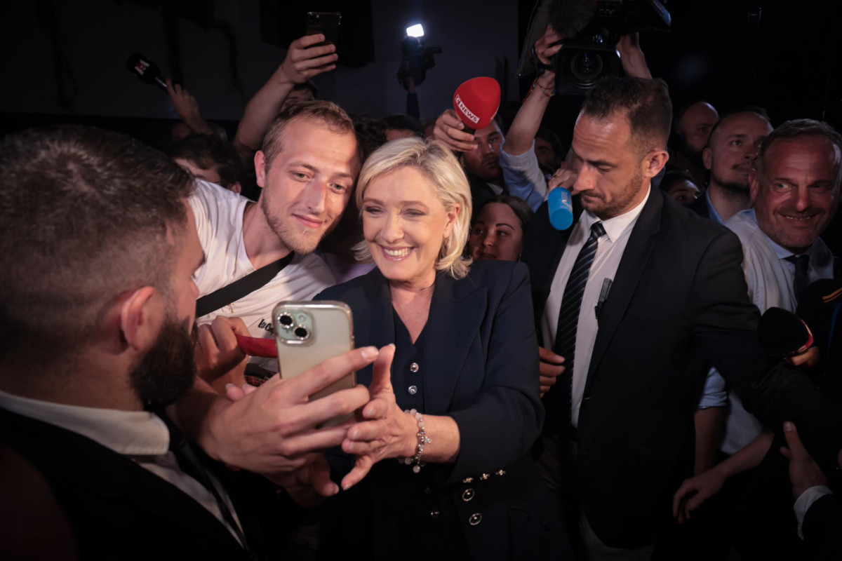La leader del Rassemblement national Marine Le Pen festeggia con i sostenitori il netto vantaggio ottenuto alle elezioni francesi di domenica 30 giugno