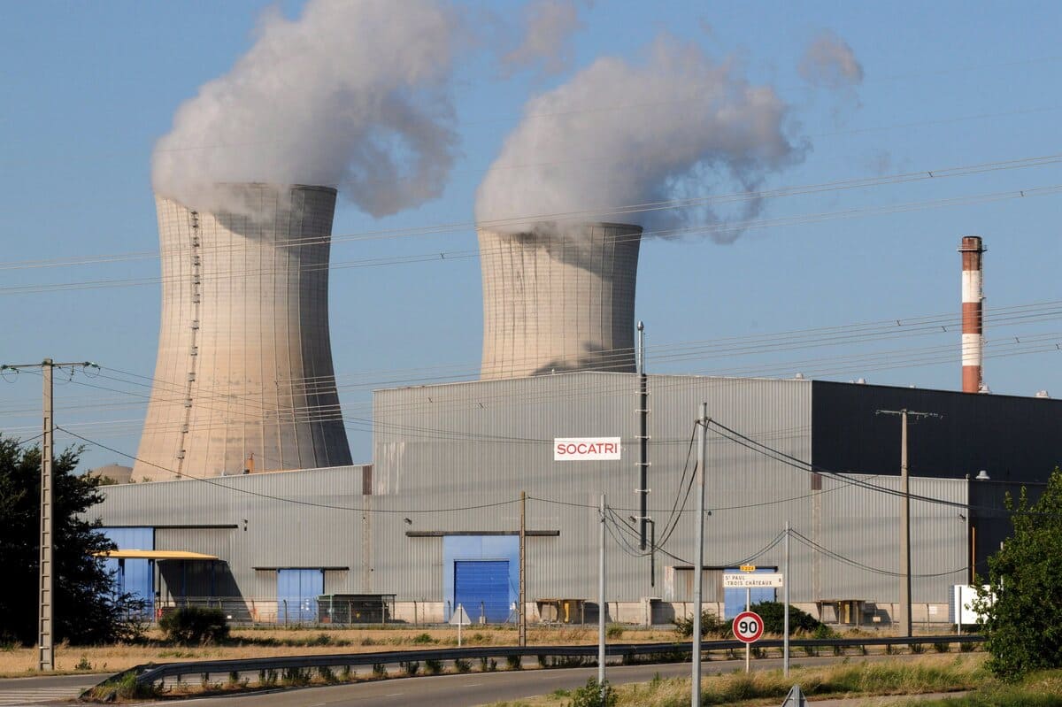 La centrale nucleare francese di Tricastin in una foto dell'11 luglio 2008 (Ansa)