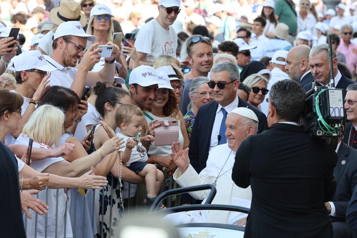 Papa Francesco arriva in piazza Unità d'Italia, a Trieste, 7 luglio 2024 (Ansa)