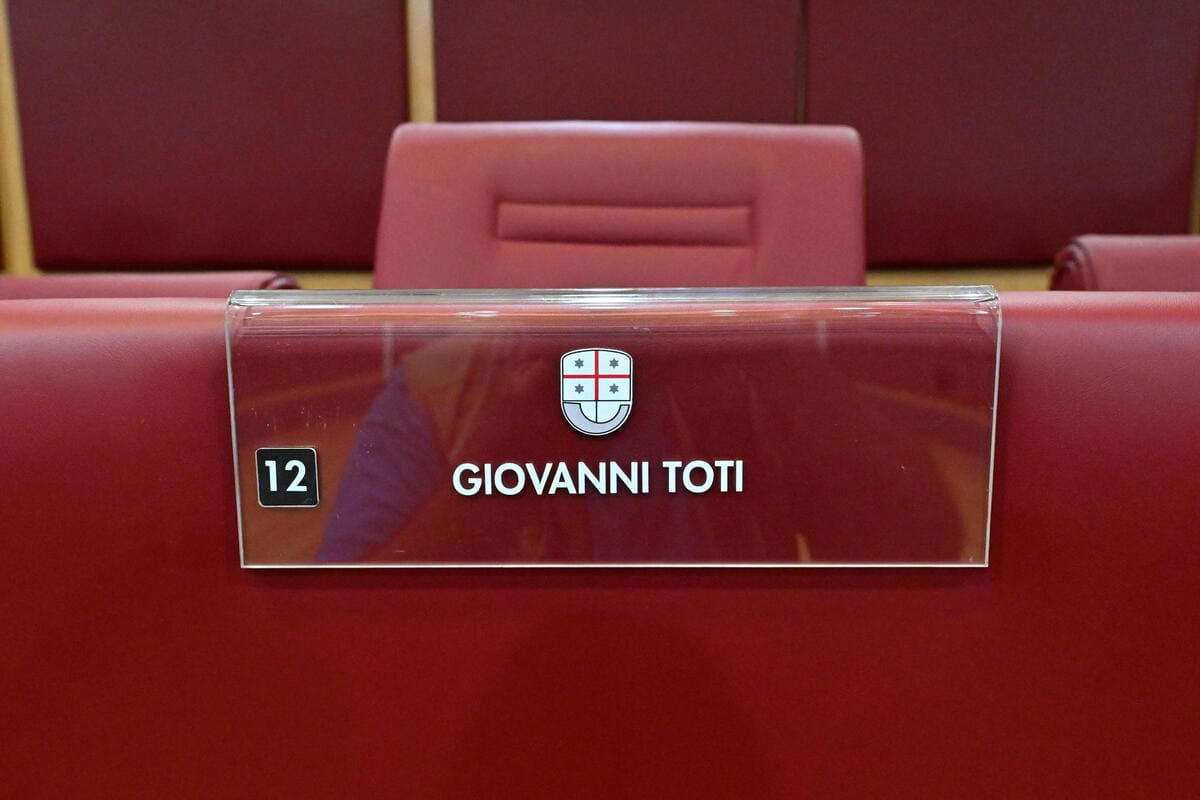La sedia del presidente della regione Liguria Giovanni Toti rimasta vuota. Dopo una lunga discussione in Consiglio regionale ligure, è stata respinta dalla maggioranza la mozione di sfiducia al presidente della regione Giovanni Toti, 4 giugno 2024 (Ansa)