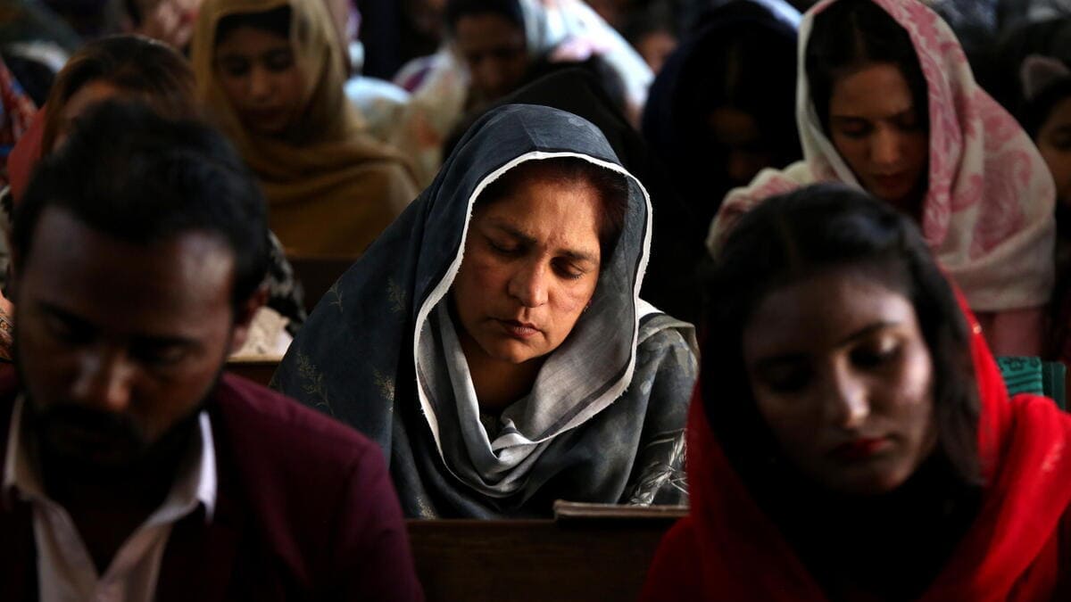 Fedeli in preghiera nella cattedrale di San Giovanni a Peshawar. Gli ultimi attentati sono stati i peggiori della storia in Pakistan contro la minoranza cristiana (Ansa)