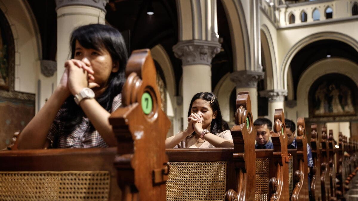 Cristiani pregano in chiesa a Jakarta, Indonesia, in attesa di papa Francesco