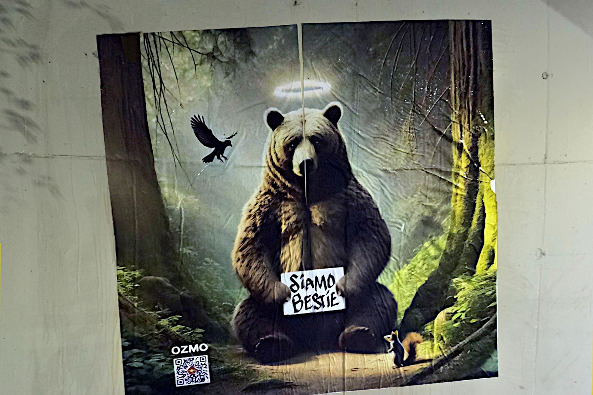 Il murale realizzato dallo street artist Ozmo dopo la soppressione dell’orsa Kj1 in Trentino (foto da Instagram)