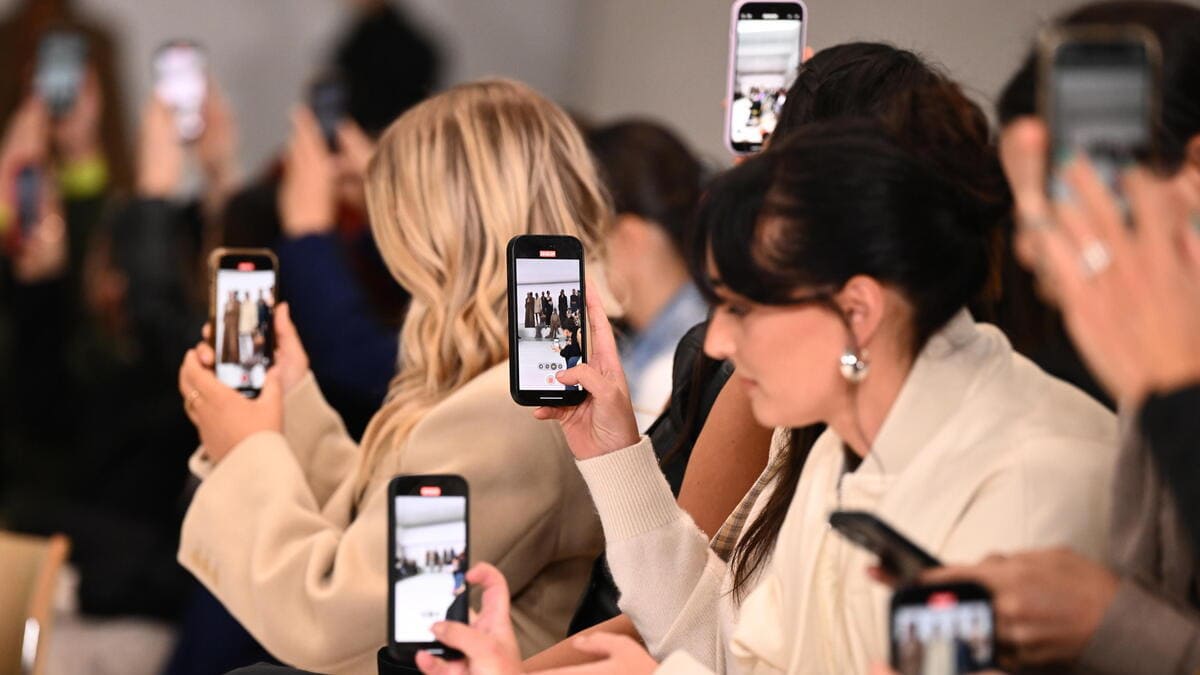 Tutti con lo smartphone in mano alla Australian Fashion Week 2023