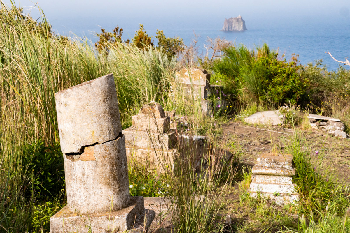 Uno scorcio del Cimitero vecchio dell’isola di Stromboli