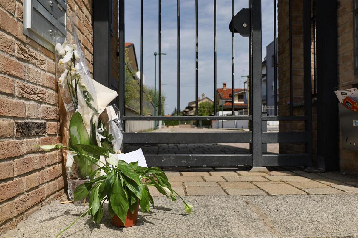 Fiori lasciati a Paderno Dugnano, nel Milanese, dove un 17enne ha confessato di avere ucciso i genitori e il fratello di 12 anni, 3 settembre 2024 (Ansa)