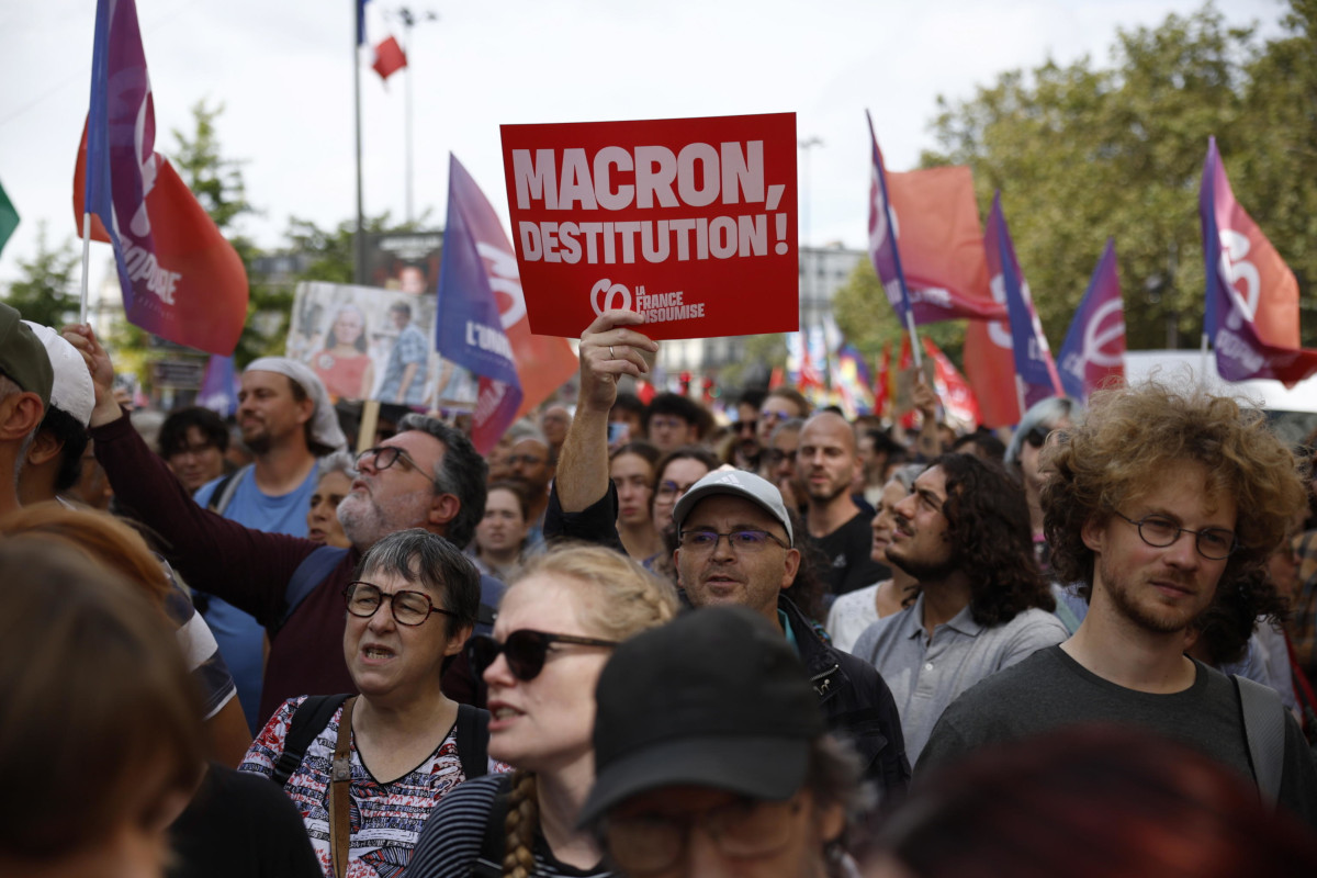 Protesta della sinistra del Fronte popolare a Parigi contro la scelta di Macron di nominare primo ministro un uomo di destra come Michel Barnier, 7 settembre 2024