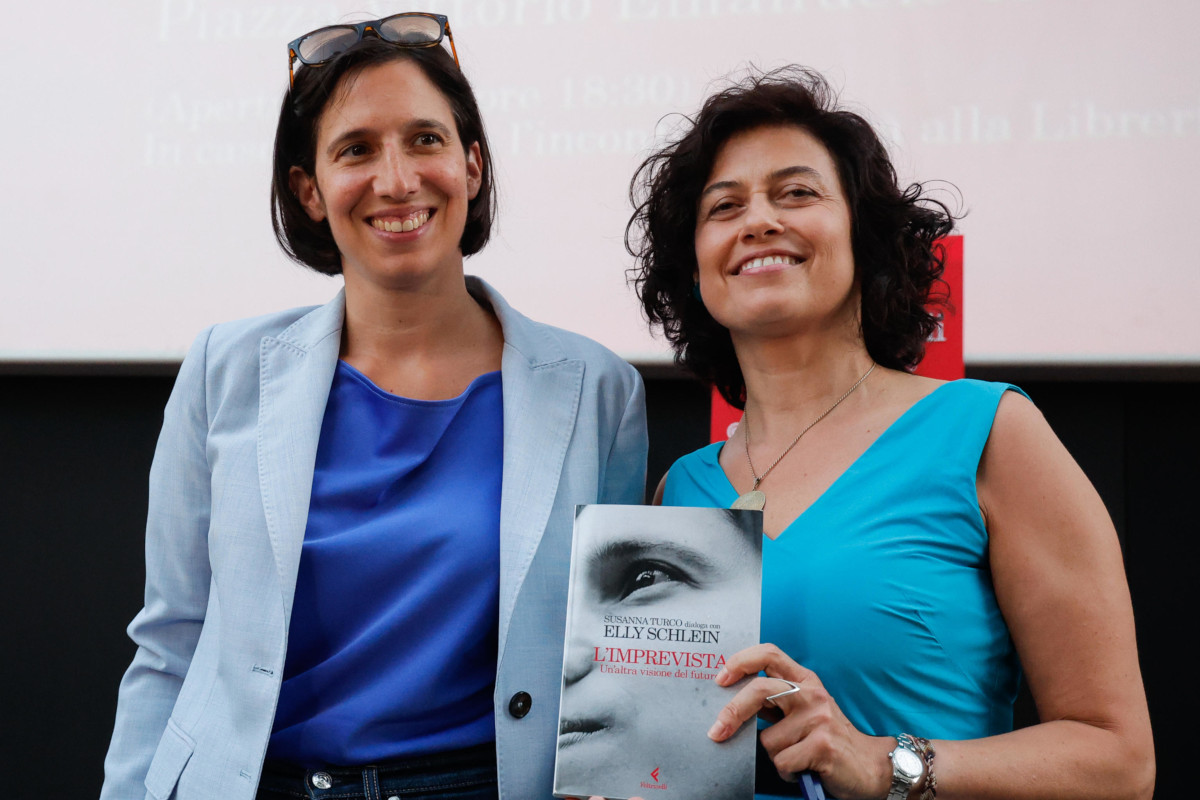 La segretaria del Pd Elly Schlein e Susanna Turco in piazza Vittorio, Roma, per la presentazione del libro “L’imprevista. Un’altra visione del futuro”, 10 Settembre 2024
