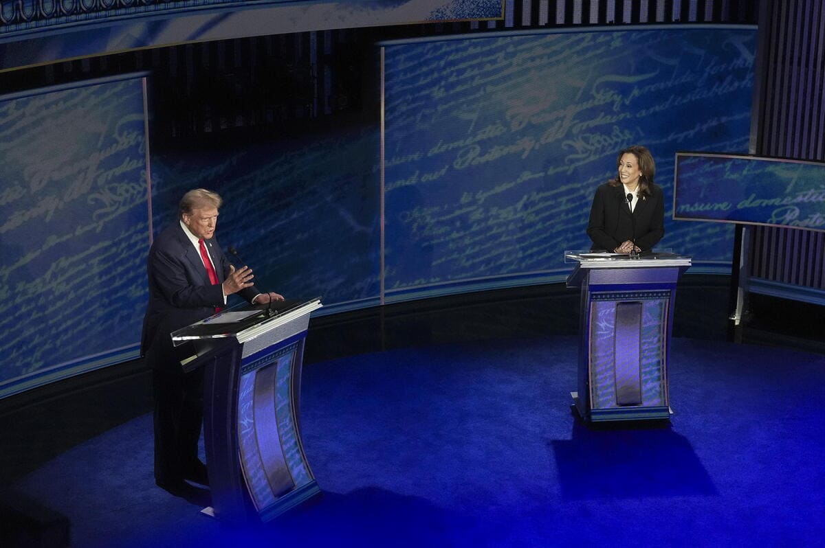 Il candidato repubblicano Dolnald Trump e la democratica Kamala Harris al dibattito televisivo sul canale Abc, 10 settembre 2024 (Ansa)