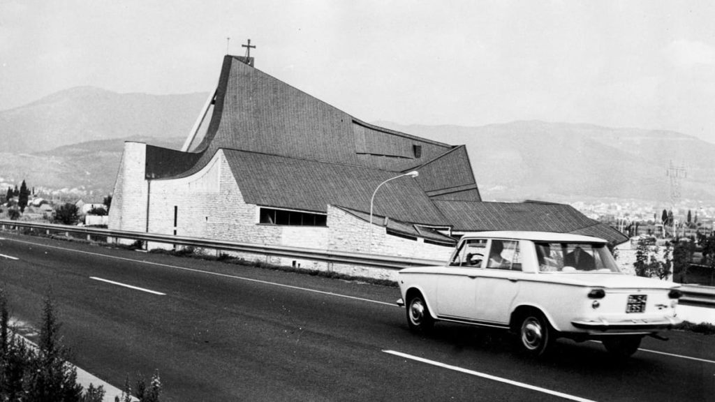 La "Chiesa dell'Autostrada" a metà degli anni Sessanta