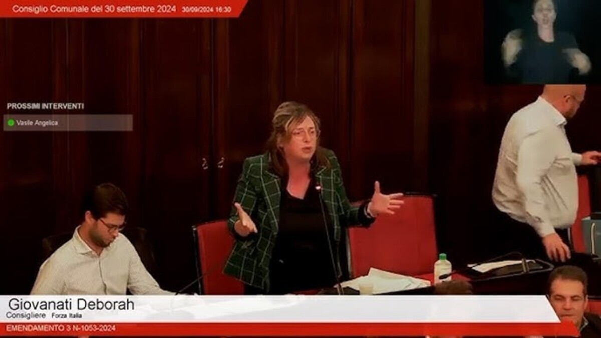 La consigliera di Forza Italia del Comune di Milano, Deborah Giovanati, durante la seduta sul nuovo regolamento della commissione paesaggio