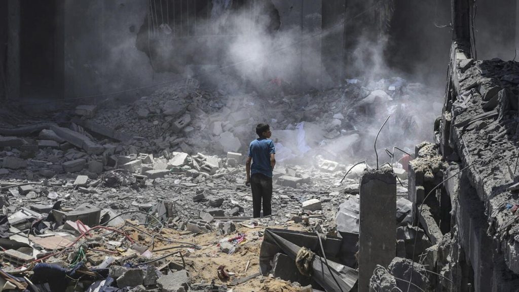 Un ragazzino palestinese cammina tra le rovine di Gaza