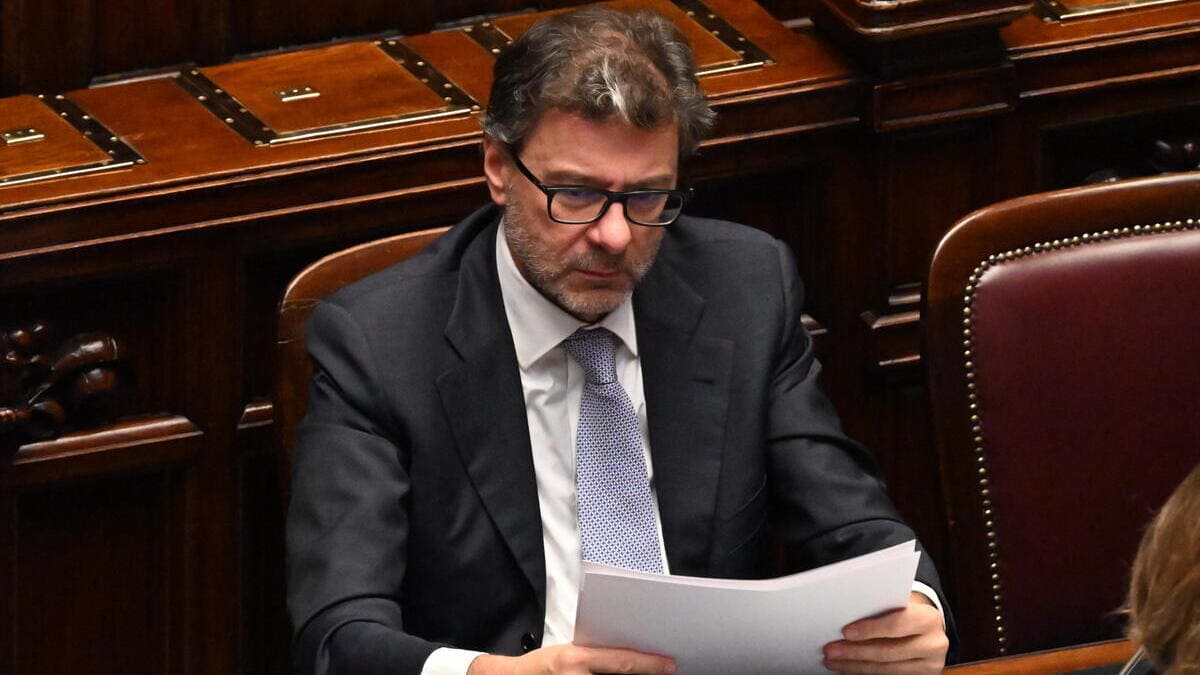Il ministro dell'Economia, Giancarlo Giorgetti, a Montecitorio nel corso della discussione e voto al Piano strutturale di bilancio di medio termine, Roma 9 ottobre 2024 (Ansa)