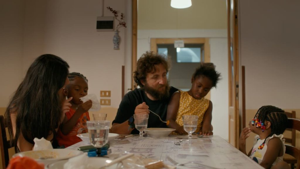 Frame dal film “Il pazzo di Dio, la strada di Don Oreste Benzi” di Kristian Gianfreda