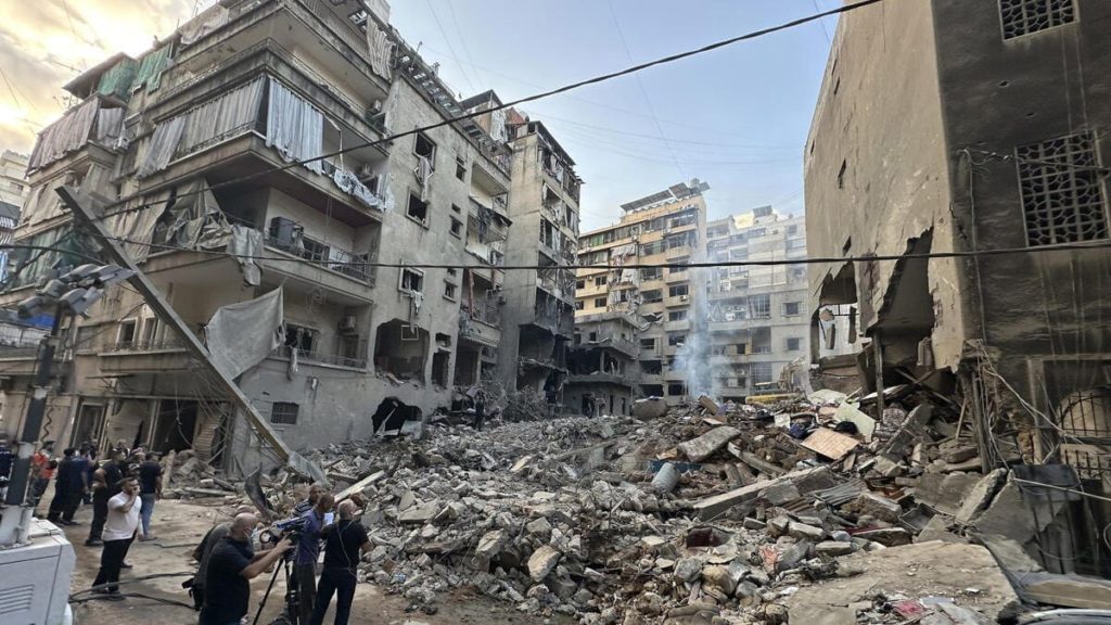 Un quartiere centrale della capitale del Libano, Beirut, colpito dai bombardamenti israeliani