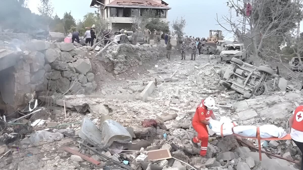 La casa colpita da un raid israeliano nel villaggio cristiano di Aitou, nel nord del Libano