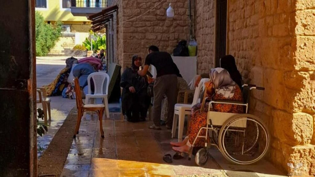 Sfollati musulmani accolti dai francescani della Custodia di Terra Santa nel convento di Sant’Antonio da Padova a Tiro, nel sud del Libano
