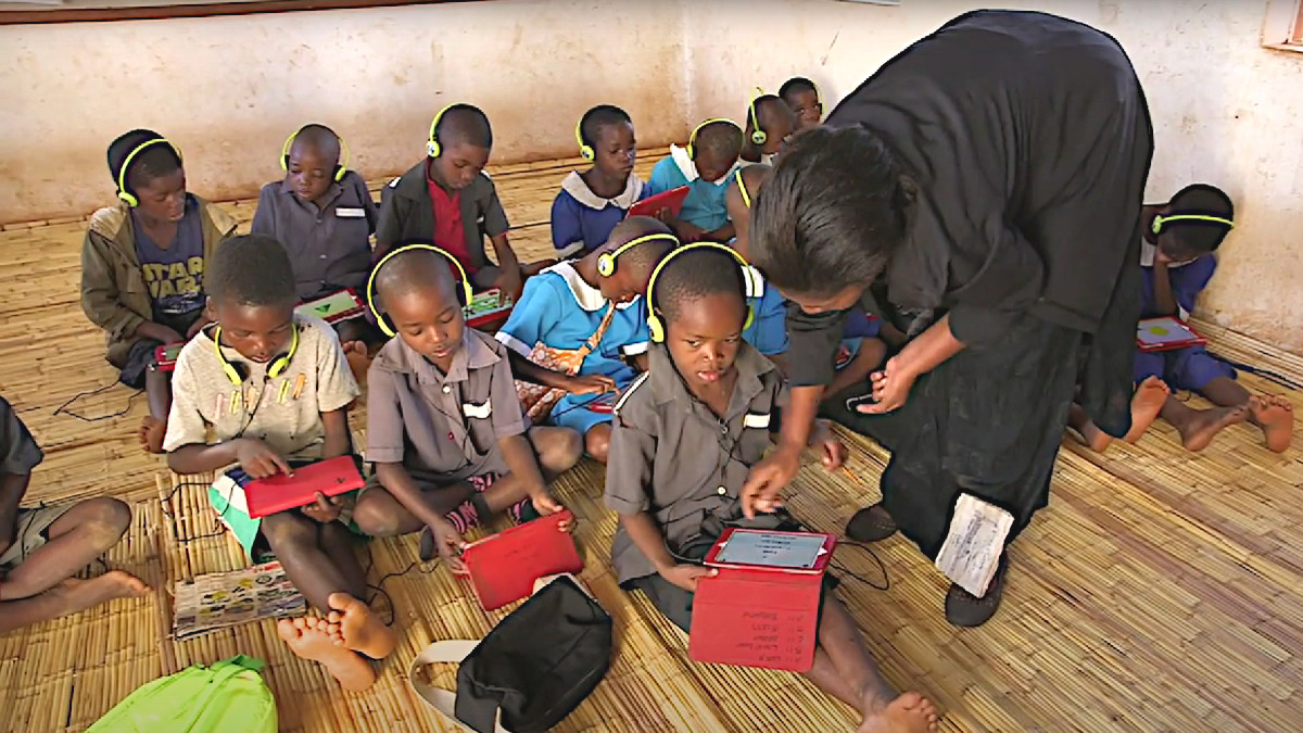 Un’immagine tratta dal servizio di Bbc Click sui progetti di apprendimento attraverso i tablet nelle scuole del Malawi